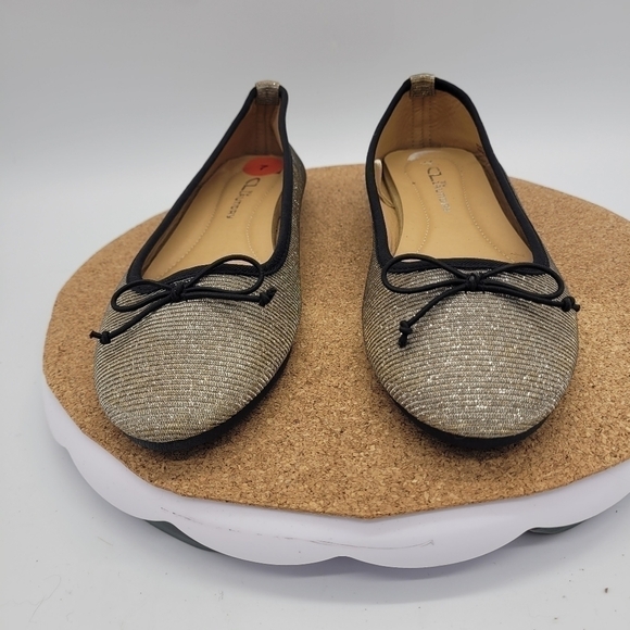 CL BY LAUNDRY Shimmering Gold Fabric Black Bow Ballet Flat Women's 7 - Picture 4 of 6